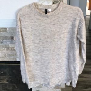 H&M DIVIDED LINE SOFT AND WARM CREAM COLOR SWEATER SIZE XS EXCELLENT CONDITION